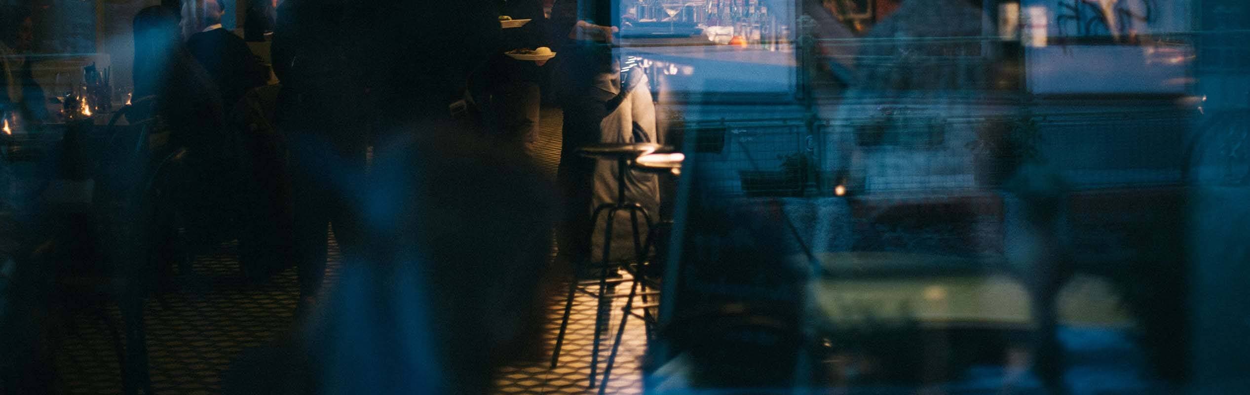 Et bilde hvor man ser inn i en restuarant