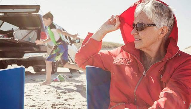 Kvinne på stranden. Søk om kredittøkning i netbanken.