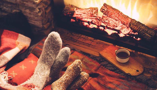 Hygge ved peisen. re:member nettbanken er enkel å bruke.