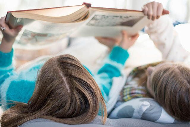 Barn leser en bok. Få gode tips til hvordan du logger inn i netbanken.