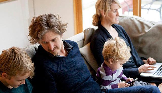 Familie i sofa. re:member reward er enkelt å bruke.