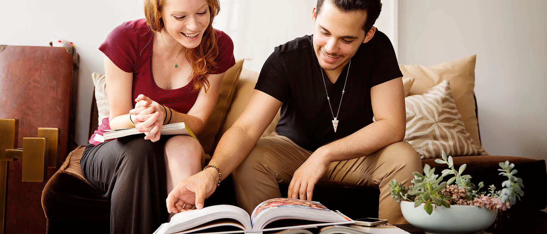 Par leser i en katalog. Få rabatt med re:member reward.