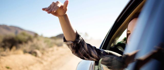 Kvinne ser ut av bilen. Få overblik med re:member appen.