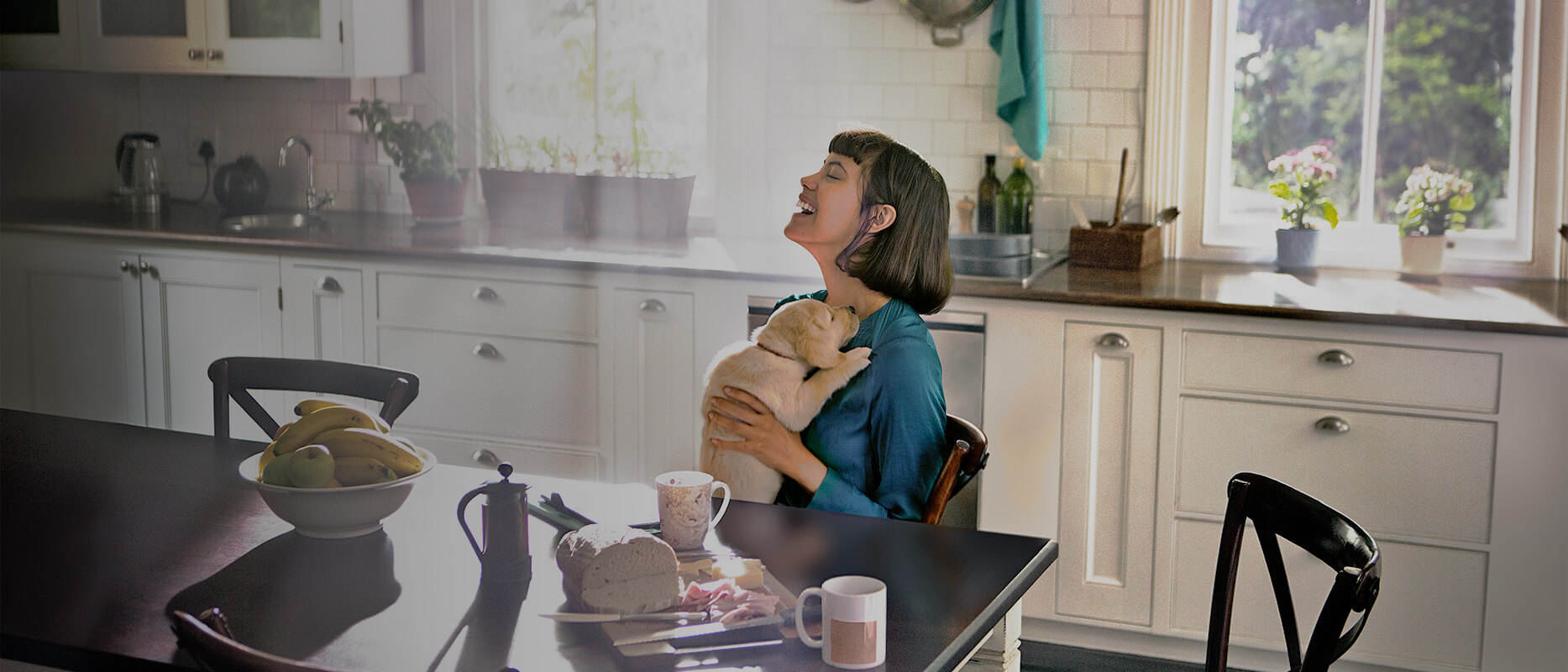 Kvinde med hundehvalp. Få rabatter med re:member reward.