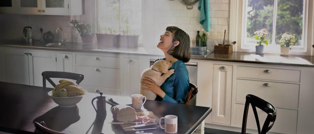 Kvinde med hundehvalp. Få rabatter med re:member reward.